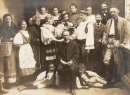 Pasekáři 1921 - Marie Macháčková, Marie Bílá, Petr Vávra, Marie Vacková, K. Makalouš; Marie Mottlová, Anna Faltejsková (roz. Kadová), Alexandr Hampl, Marie Faltejsková (Černá), Petr Faltejsek, Josef Jansa, Gustav Hrdina, Jan Jansa;  P. Ladislav Kaube;  Sláva Faltejsek, Alouš Hampl 