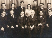Výbor 1944 - Vlad. Hejkrlík, Jan Macháček, Cyril Dušek, Věra Štěpánková, Oldřich Havlíček, Fr. Matějka, Josef Ditrych; Fr. Bárta, Alois Pospíšil, A. Hampl, K. Merta, Fr. Holeček, Jan Petr 